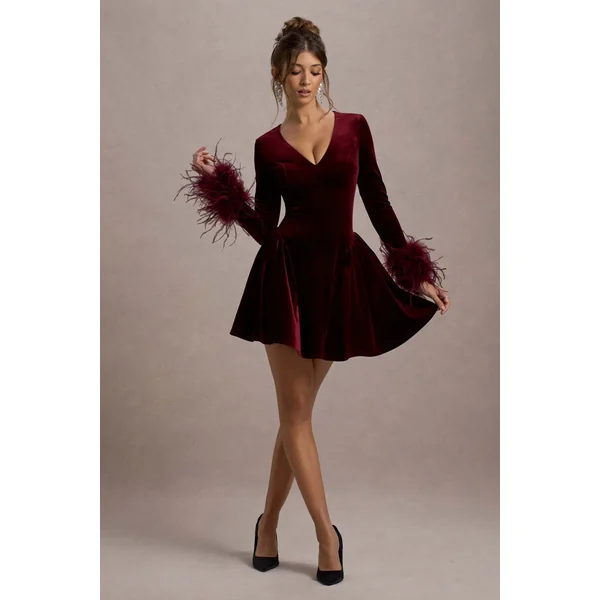 Pasilla | Mini-Robe en Velours Bordeaux avec Décolleté Plongeant et Finitions en Plumes