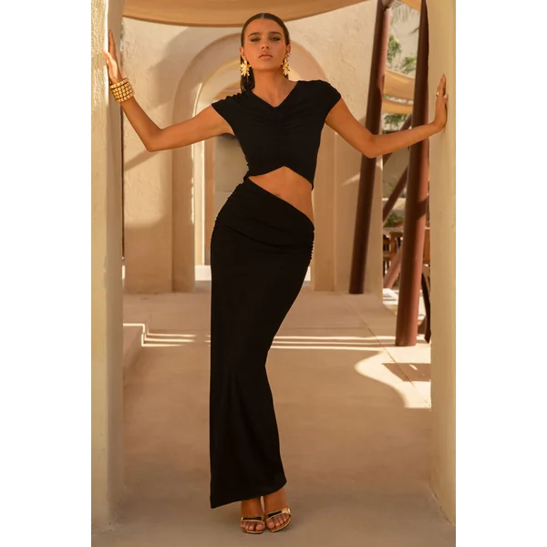 Pia | Robe Longue Noire à Manches Courtes avec Découpe