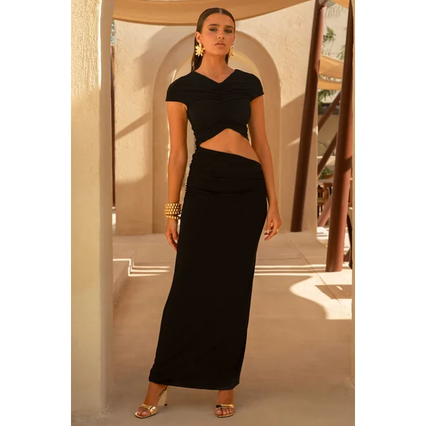Pia | Robe Longue Noire à Manches Courtes avec Découpe