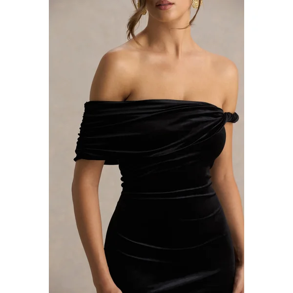 Poised | Robe longue noire en velours à décolleté bardot avec manches torsadées