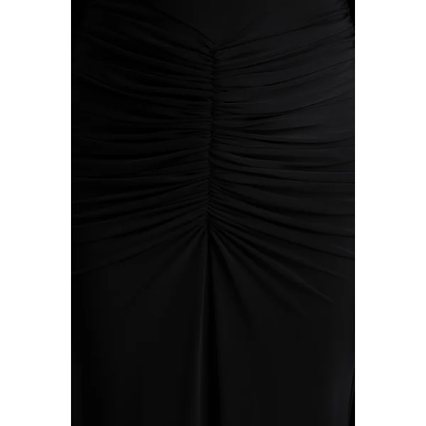 Premiere | Robe longue noire à col bateau et dos ouvert avec manches cape