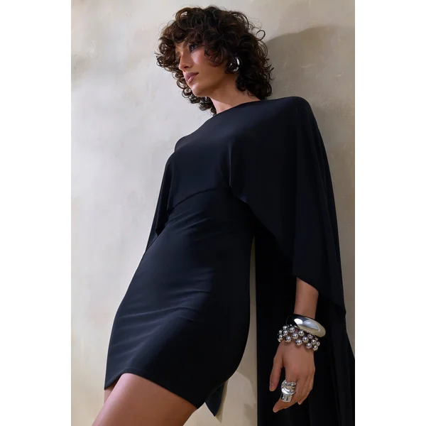 Prislia | Mini-robe noire à encolure ronde avec cape