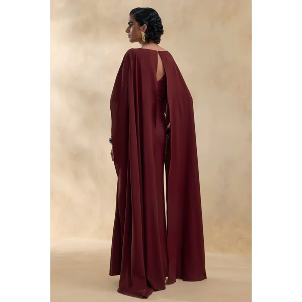 Pristina | Robe longue bordeaux à col montant et cape drapée