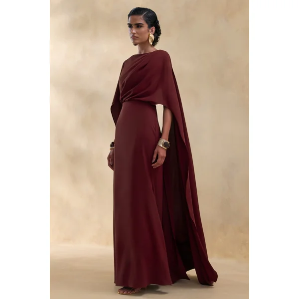 Pristina | Robe longue bordeaux à col montant et cape drapée