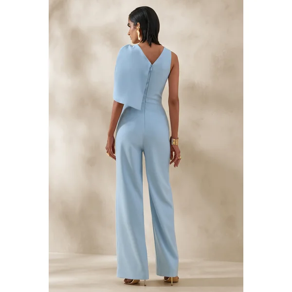 Quinley | Combinaison bleu poudré à encolure asymétrique avec manche cape