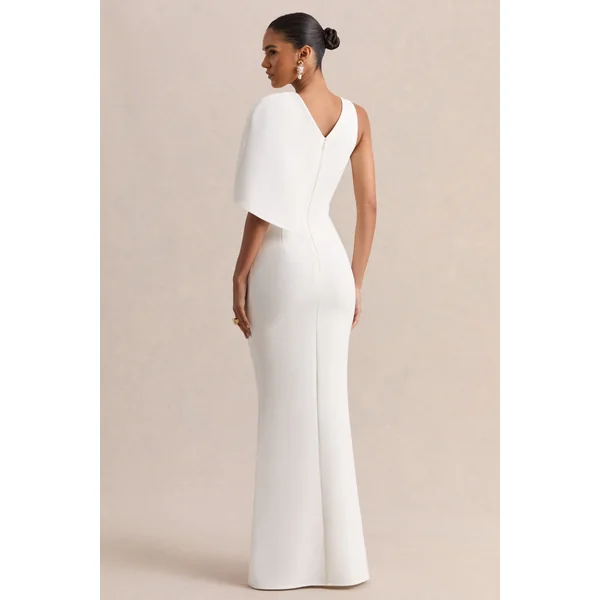 Quira | Robe longue blanche à décolleté asymétrique et manches cape