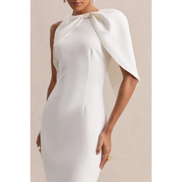 Quira | Robe longue blanche à décolleté asymétrique et manches cape