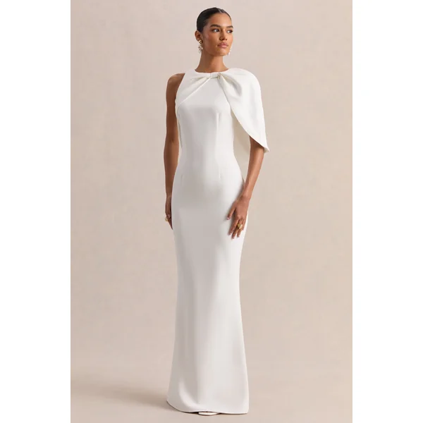 Quira | Robe longue blanche à décolleté asymétrique et manches cape