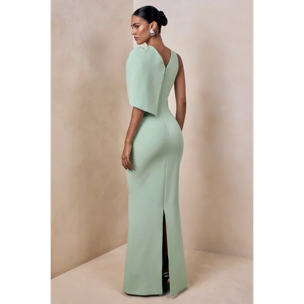 Quira | Robe longue menthe à encolure asymétrique avec manche cape