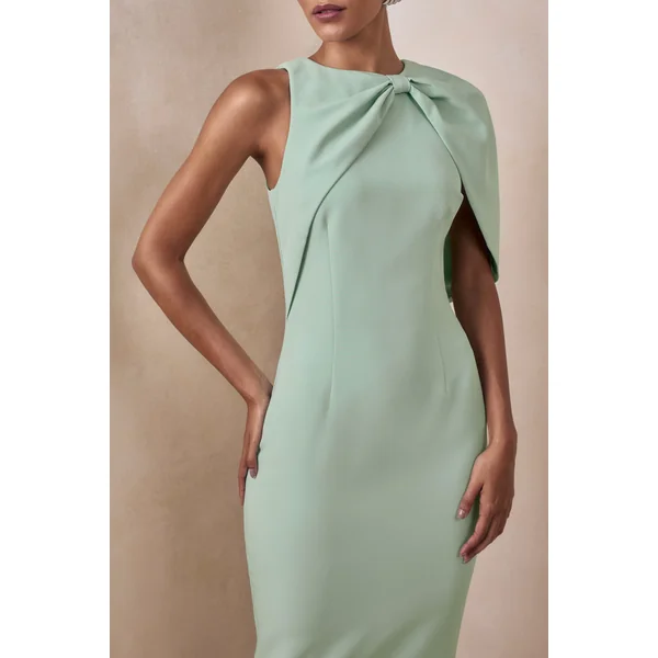 Quira | Robe longue menthe à encolure asymétrique avec manche cape