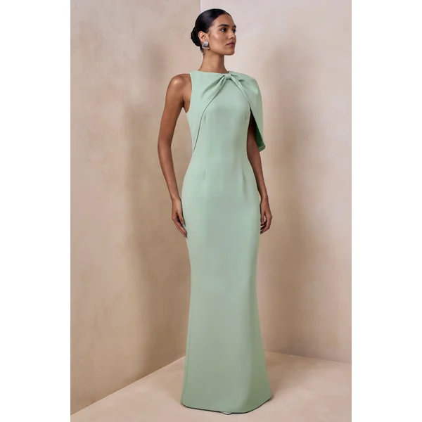Quira | Robe longue menthe à encolure asymétrique avec manche cape