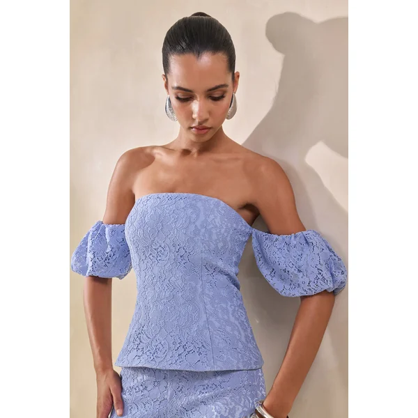 Raelle | Haut à encolure Bardot en dentelle bleu poudré avec manches bouffantes