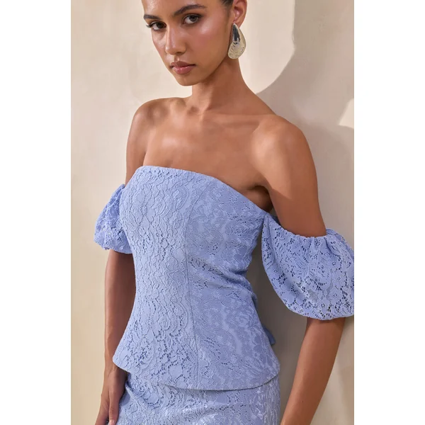 Raelle | Haut à encolure Bardot en dentelle bleu poudré avec manches bouffantes