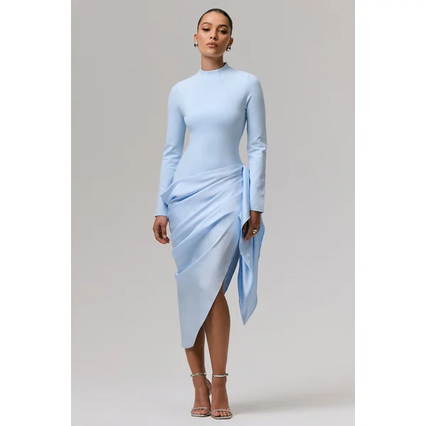 Raffie | Robe mi-longue bleu poudré à manches longues avec jupe portefeuille en satin.