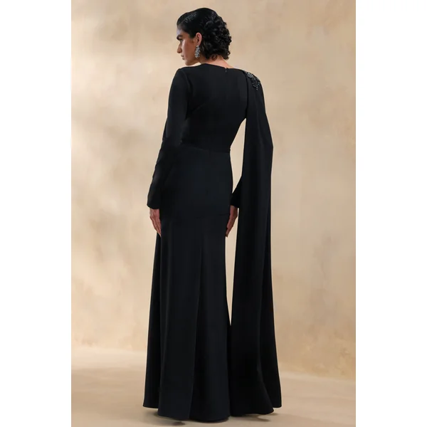 Reese | Robe longue noire à col montant avec détails ornés et ceinture