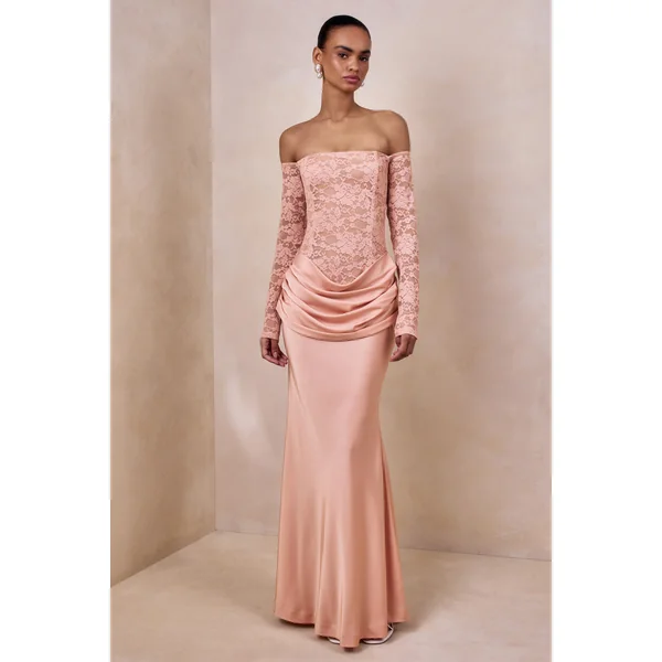 Rinna | Robe longue rose en dentelle et satin à encolure bardot