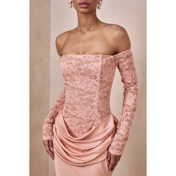 Rinna | Robe longue rose en dentelle et satin à encolure bardot