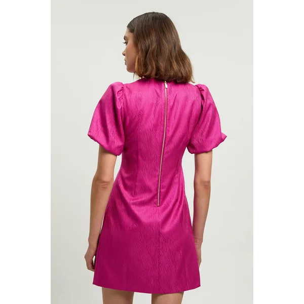 Robe Courte Cintrée À Encolure En V Ornée D'un Détail Et Manches Bouffantes