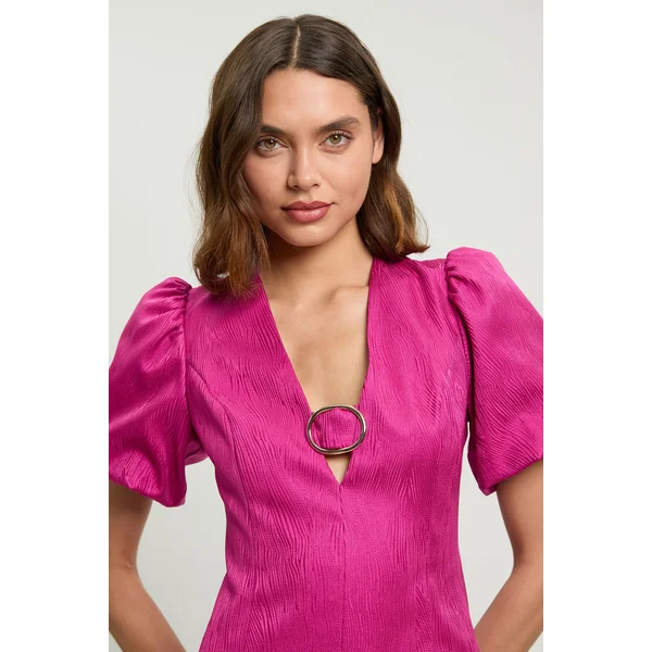 Robe Courte Cintrée À Encolure En V Ornée D'un Détail Et Manches Bouffantes