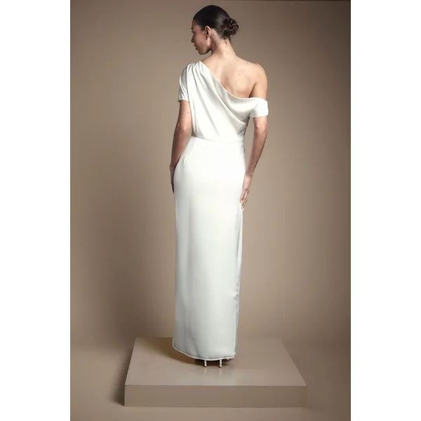 Robe de Mariée Longue en Satin à Épaules Dénudées avec Détails Froncés