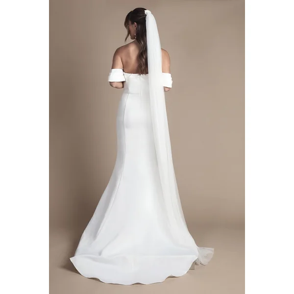 Robe de Mariée Maxi en Satin Structuré avec Décolleté Bardot Torsadé et Traîne Sirène