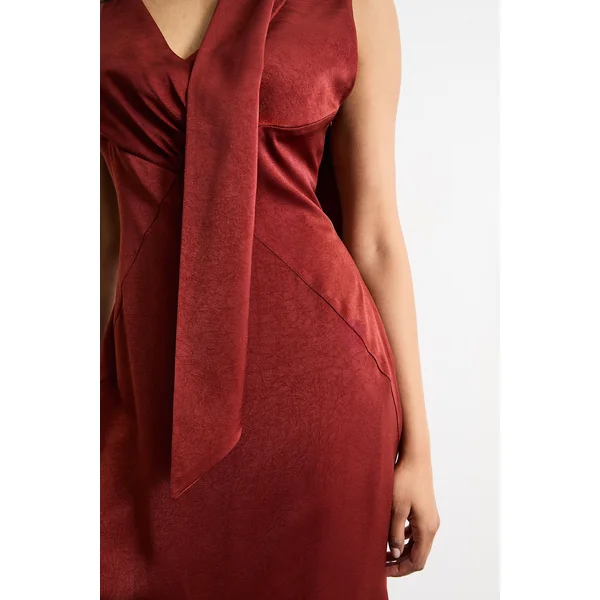 Robe Maxi Unie avec Détail Foulard et Col Noué