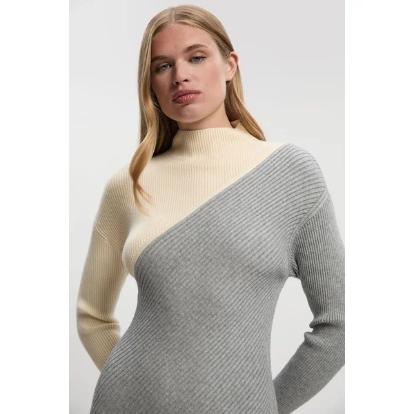 Robe Tricotée à Ourlet Asymétrique et Texture Côtelée Douce