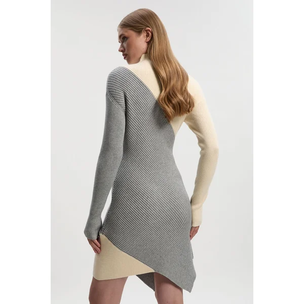Robe Tricotée à Ourlet Asymétrique et Texture Côtelée Douce