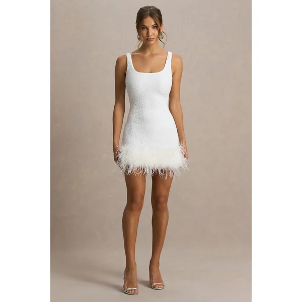 Rosalinda | Mini-robe blanche à sequins avec décolleté carré et bordure en plumes