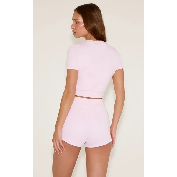 Rose Prettylittlething Crop Top En Satin Emblème Tonal Pour Le Sommeil