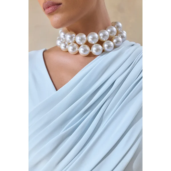 Rubelle | Robe longue bleu poudré à encolure asymétrique avec détail drapé