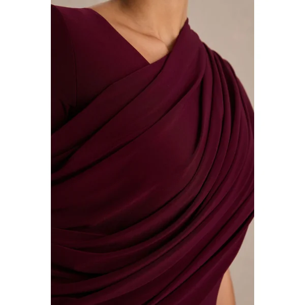 Rubelle | Robe longue bordeaux à encolure asymétrique et drapé