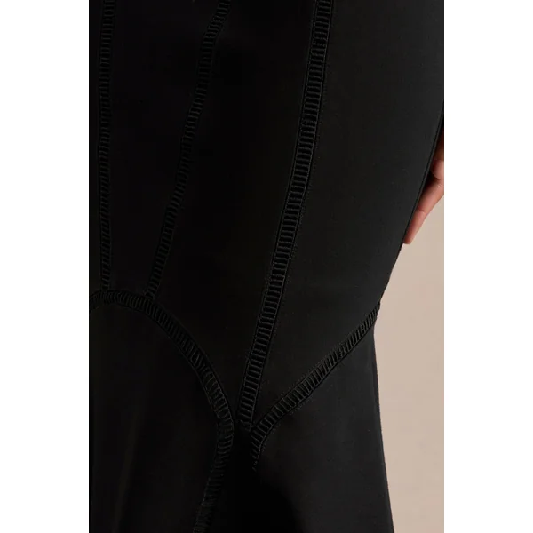 Sally | Robe mi-longue noire à col rond et taille basse
