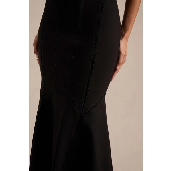 Sally | Robe mi-longue noire à col rond et taille basse