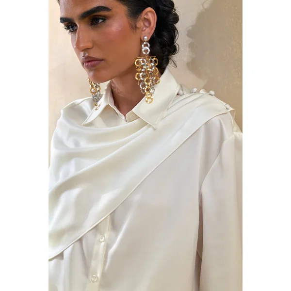 Serenza | Chemise en satin crème à col classique avec détail cape