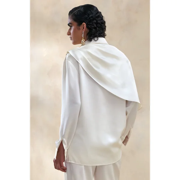Serenza | Chemise en satin crème à col classique avec détail cape