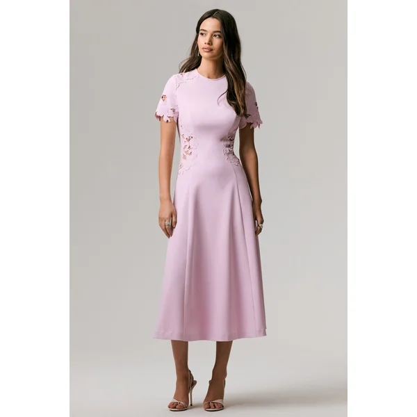 So Sweet | Robe mi-longue rose à col montant avec détails en crochet découpé