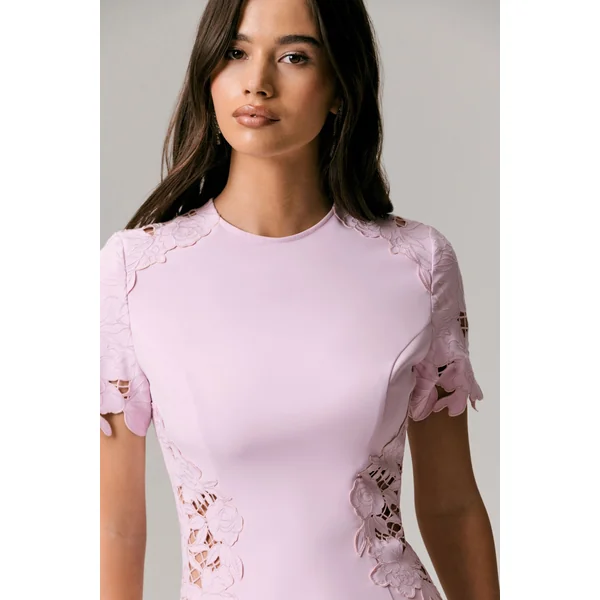 So Sweet | Robe mi-longue rose à col montant avec détails en crochet découpé