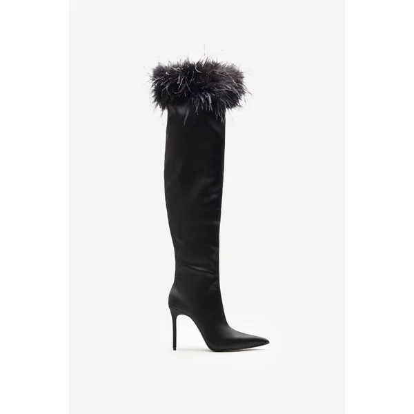 Soho | Bottes noires en satin à bouts pointus et bordure de plumes