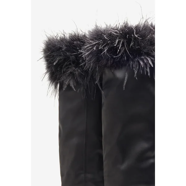 Soho | Bottes noires en satin à bouts pointus et bordure de plumes