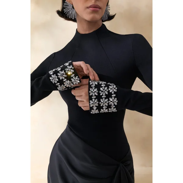 Starred | Robe longue noire à col montant avec jupe portefeuille en satin et poignets ornés