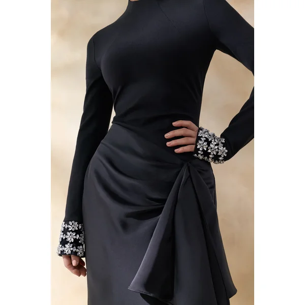 Starred | Robe longue noire à col montant avec jupe portefeuille en satin et poignets ornés