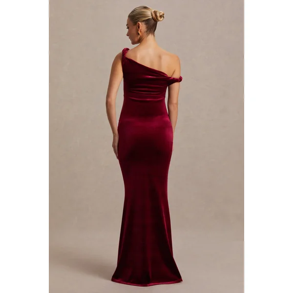 Tallulah | Robe de maternité longue bordeaux en velours à encolure asymétrique et manche torsadée