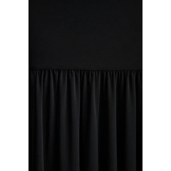 Tasmin | Robe longue noire à col haut et taille tombante
