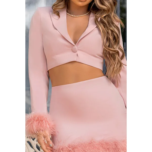 Tempting | Blazer court rose avec bordure en plumes sur les poignets des manches