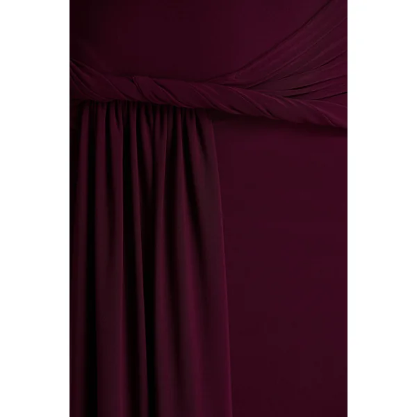 Tulisa | Robe longue bordeaux à encolure asymétrique avec manches torsadées et détails froncés