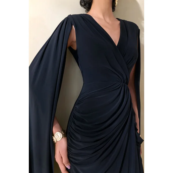 Ulissia | Robe longue noire à décolleté en V avec manches cape