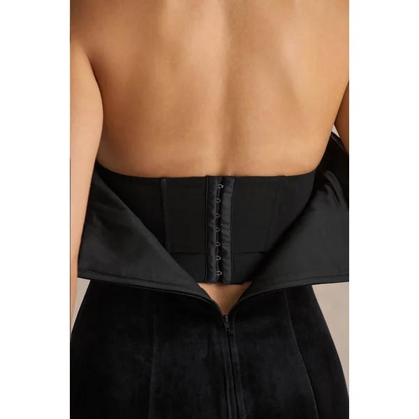 Valentina | Mini-robe en velours noir à encolure bandeau avec jupe plissée