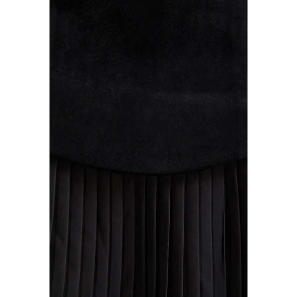 Valentina | Mini-robe en velours noir à encolure bandeau avec jupe plissée