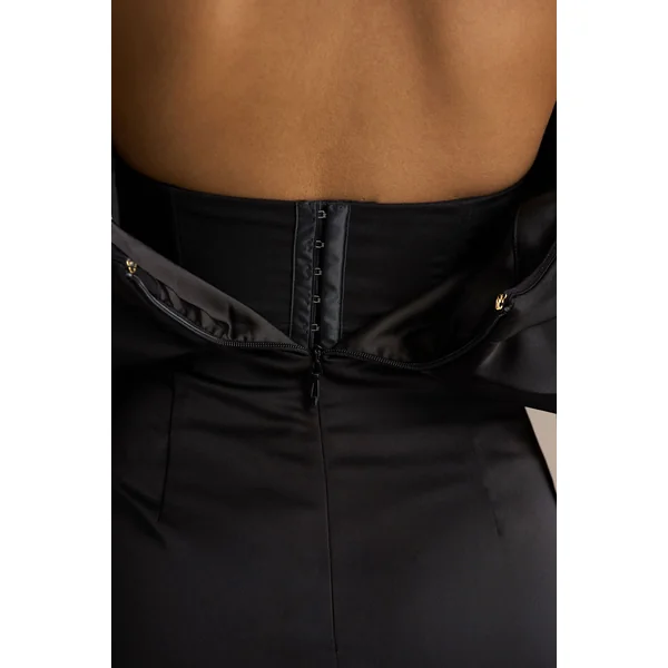 Valeria | Robe Longue en Satin Noir à Encolure Bardot Torsadée